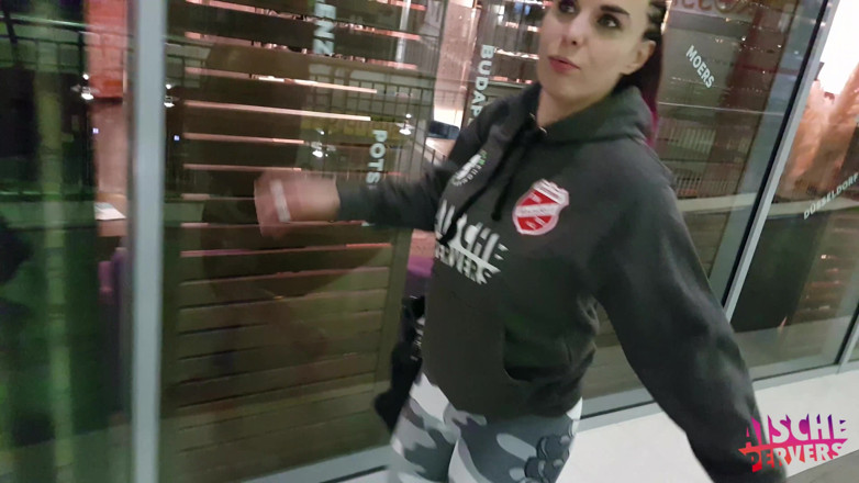 Aische Pervers: Foxy alemã gata recebe sua buceta perfurada em um shopping