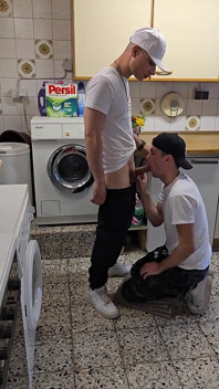 Riskante Gay Pijpbeurt In Lege Wasruimte
