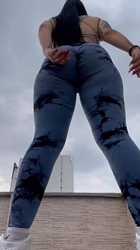 Scopo un bel cazzo mentre mi alleno e strappo i miei leggings