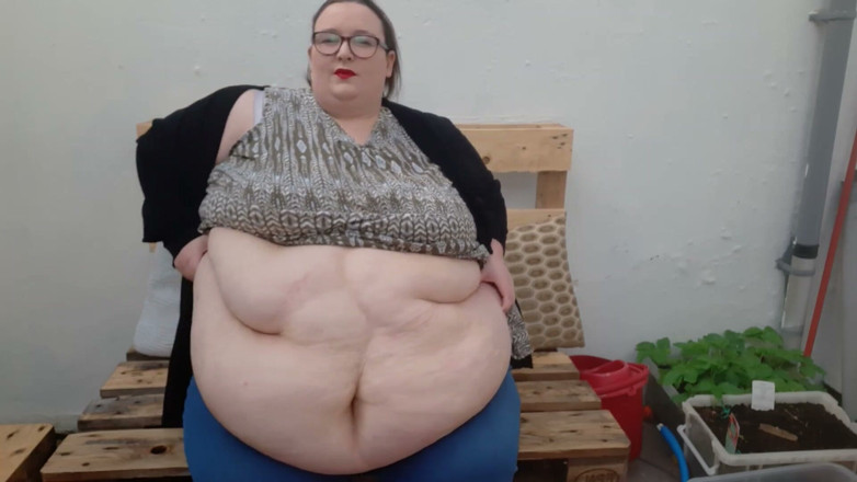 SSBBWLadyBrads: Товстушка таємно грає з садовим животом