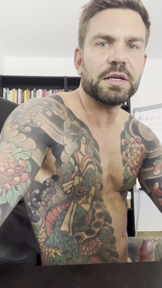 Juan Lucho Gay: หนุ่มน้อยช่วยตัวเองในออฟฟิศ