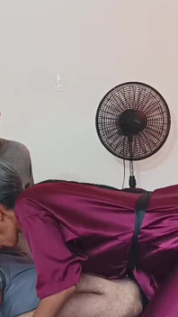 Adik tiriku nunjukin foto-fotonya di ponselnya dan mulai bikin aku sange berat sampai kami ngentot.