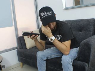 Vayolet: 非常饥渴，我要求脱衣舞娘服务，最后我操了我的继妹