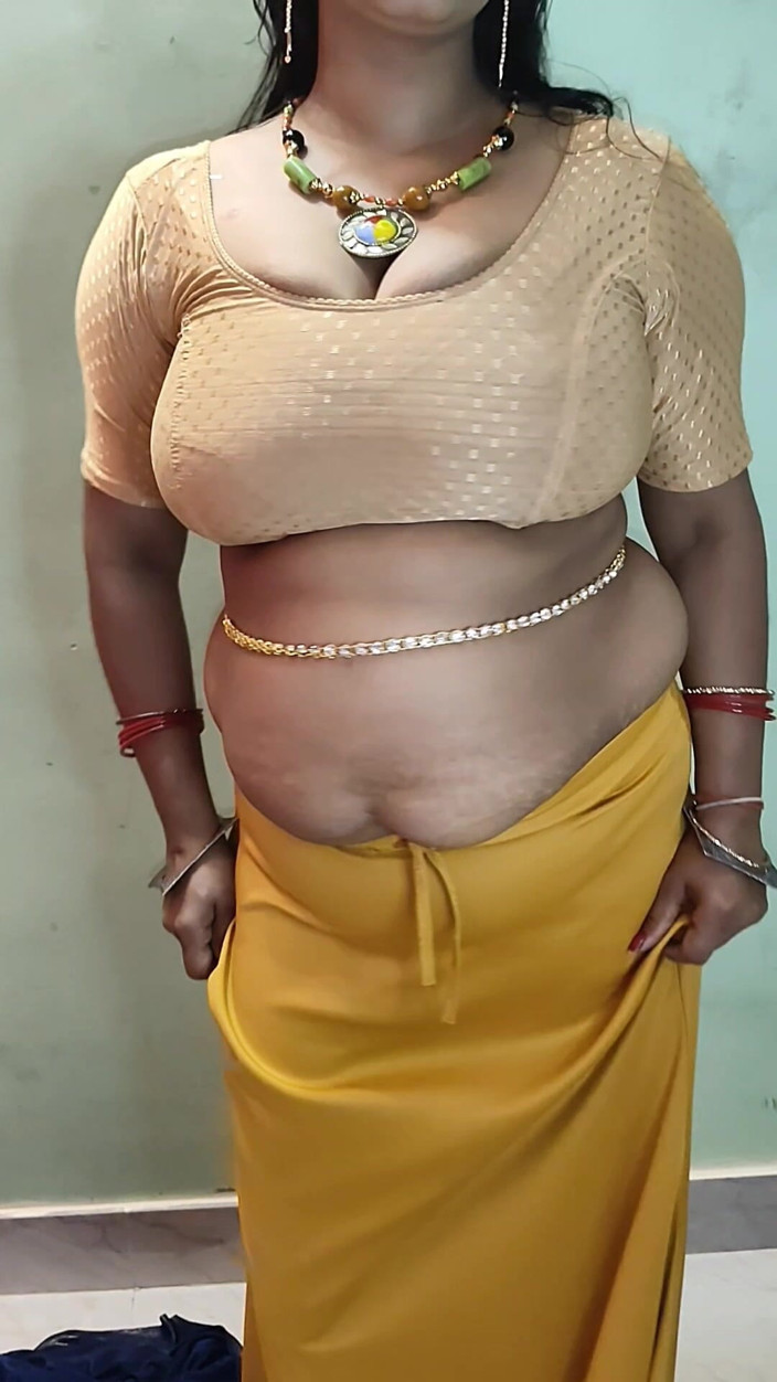 Kavita suman: Cô vợ bbw mập mạp Ấn Độ saree show và nói chuyện...