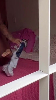 Přistihl jsem mladou dívku při masturbaci a on mě pozval k účasti.