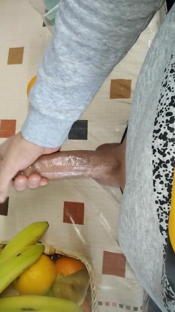 Elvissc: Un hétéro branle sa grosse bite devant la fenêtre, les...