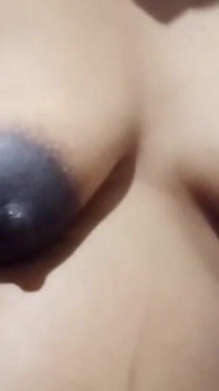 Ma demi-sœur m’a surpris en jouant avec mes seins