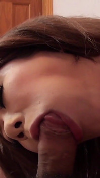 Efter college 18 år gamla Megu Miura en japansk slampa med två små perky bröst vill ha en stor kuk i hennes fitta