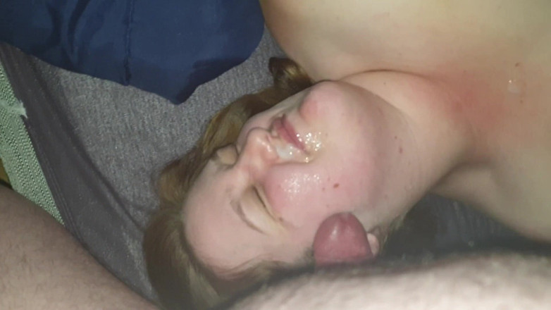 BBW Beth: Bbw Beth dildo neuken en klaarkomen in het gezicht