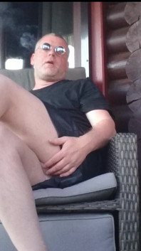 Relax con un cigarillo all'aperto