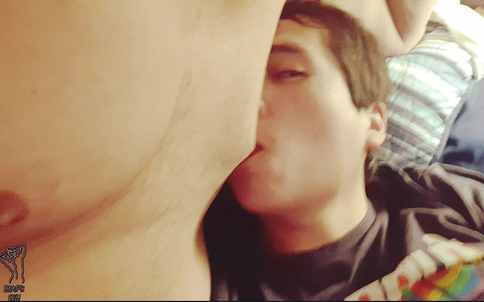 Lymph Guy: Papi maduro deja que chico latino chupe los pezones