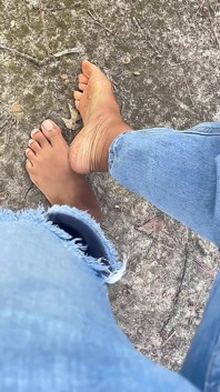 Maman marche pieds nus dehors