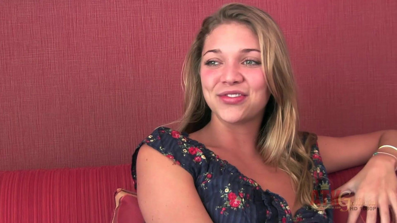 ATKIngdom: Jessie Andrews interviewt, stript en masturbeert, haar schattige kleine tieten...