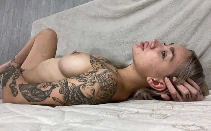 theBLADD: Slutty strip model shows her pretty body to VIP client...