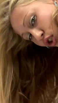 Dependente de sex cu sticlă scena 2: gagică blondă exuberantă îi place să se fută cu vibratorul ei de sticlă până la orgasm