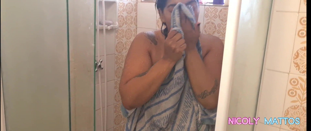 Nicoly Mattos: Douche torride : mes lignes de bronzage et la meilleure chatte...