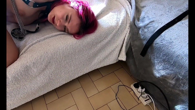 Noochka: フランス人の女の子が彼女の猫を埋めています - フランスの素人