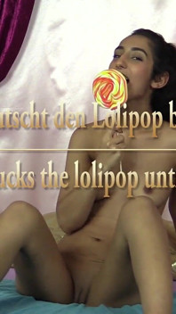 Aileen 19 сосет Lolipop, пока он не кончит