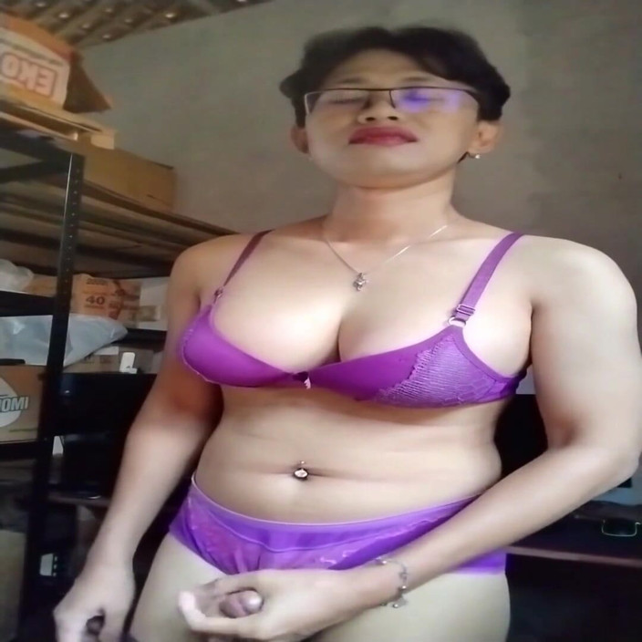 Mitha Zhe: Rondborstige shemale masturbeert tot een orgasme