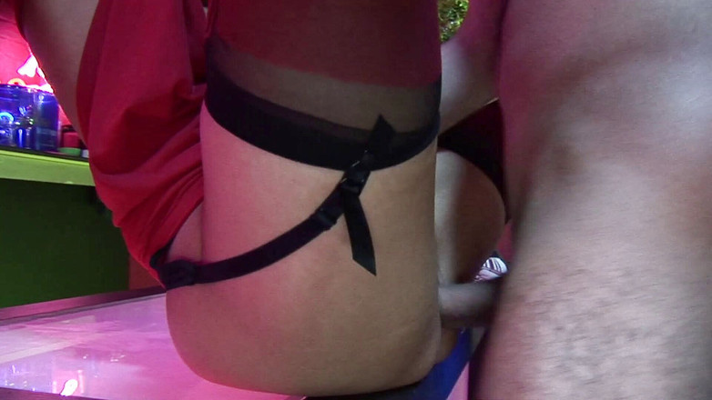 CBD Media: Mamă sexy brunetă țâțoasă în costum strâmt este futută din spate