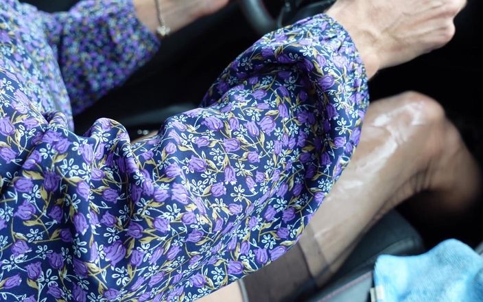 Loreley add: I Squirt on My Nylon Stockings in a Crowded Parking...