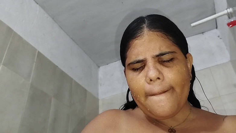 Adribella69: Dicker arsch, stieftochter lutscht am ende den schwanz ihres stiefvaters...