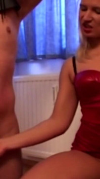 Une esclave masquée fouettée rouge et taquinée par des maîtresses excitées