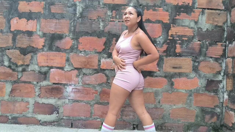 Isabel: Peregangan di luar ruangan sambil kencing di gym