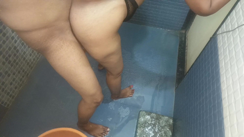 Dipak_kalal: Dipak ngentot sakshi di kamar mandi dengan gaya doggy