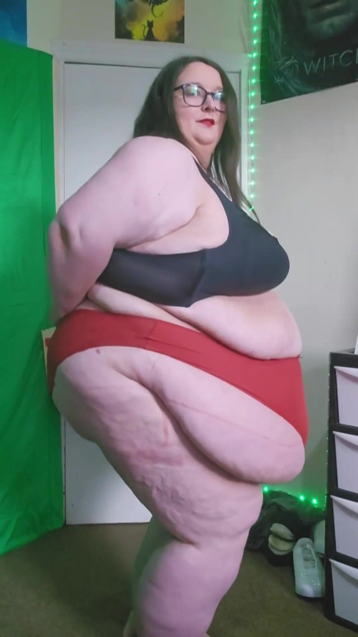 SSBBWLadyBrads: SSBBw la gigantessa che cammina con le mutandine rosse strette