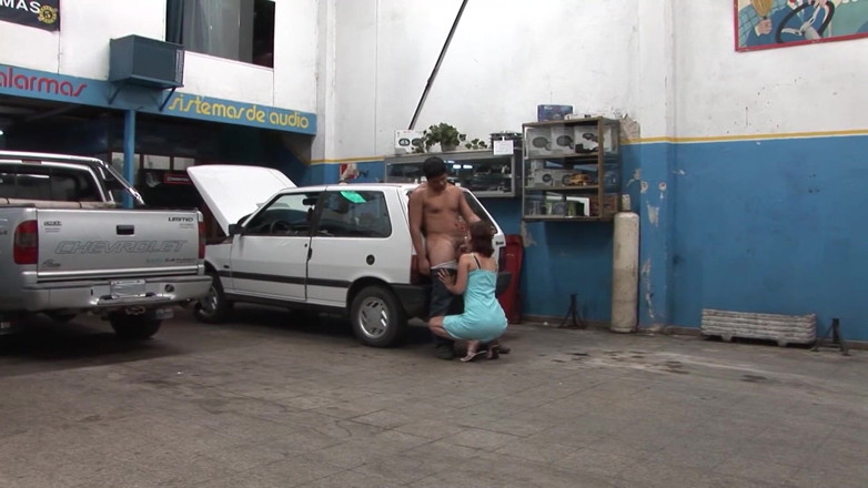 SEXUAL SIN TEENS: Ung Latina knullar sin bilmekaniker i samma garage medan en...
