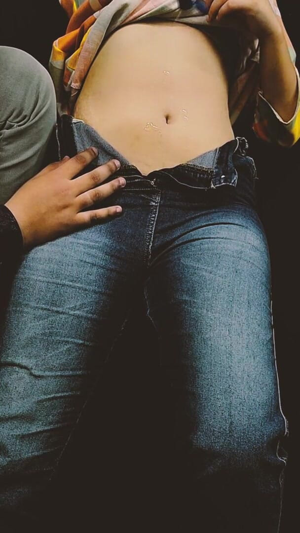 Vicky Thakur: Sexy desi milf s obrovskýma prsy, která dominuje a utopí...