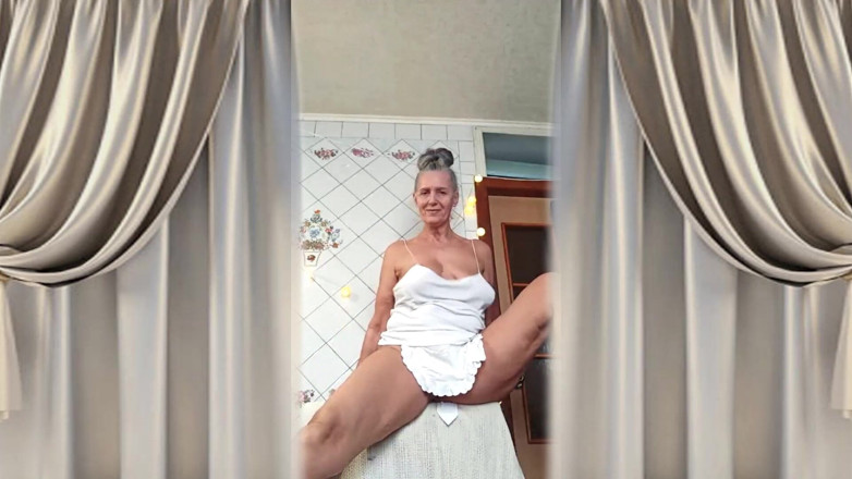 Lukerya: Lukeria si ibu-ibu hot dengan celana dalam thong putih dan...