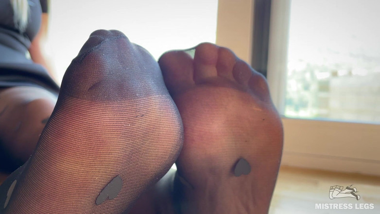 Mistress Legs: Nohy Tease - pomalé tření chodidel u otevřeného okna v Sheer Černých...
