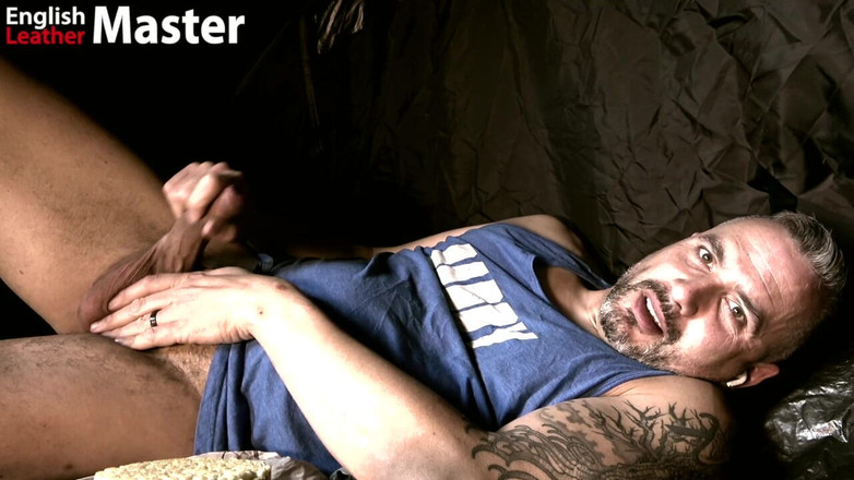 EnglishLeathermaster: कैंपिंग के दौरान अपने बिना खतना वाले सौतेले पिता के साथ सोगी बिस्कुट