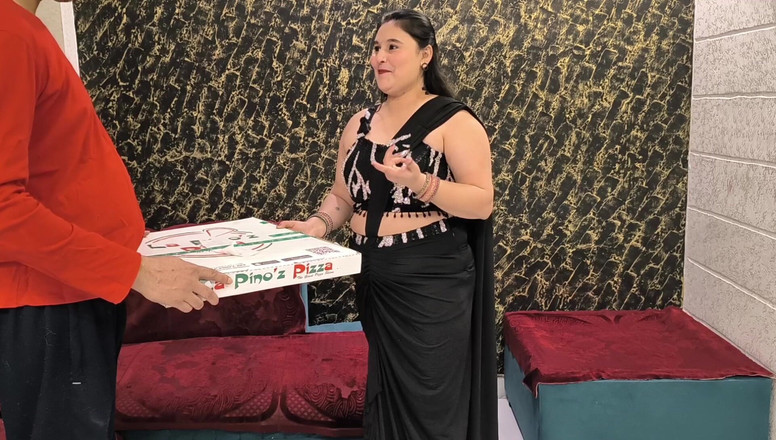 Desi chudai hub: Pria pengantar pizza ngentot sama cewek india dengan pizza gratis