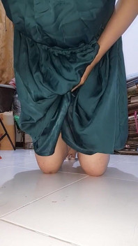 Crossdresser memakai pakaian chiffon dengan lapisan sutera