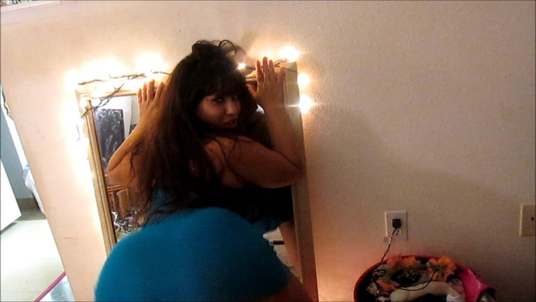 Carmita Bonita: Twerk con un vestito al rallentatore