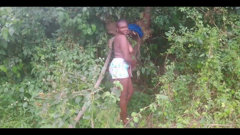Sex naija 1: Fodendo no arbusto com brisa natural é muito bom e doce