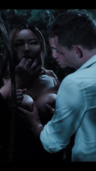 Gangbang de puta asiática - chica japonesa con grandes tetas se usa como una muñeca en el bosque fetiche