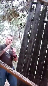 La milf emy viene scopata nel culo da un amico del marito