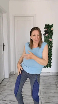 Zralá sexy milfka s obřími přírodními kozami vám i sobě udělá radost