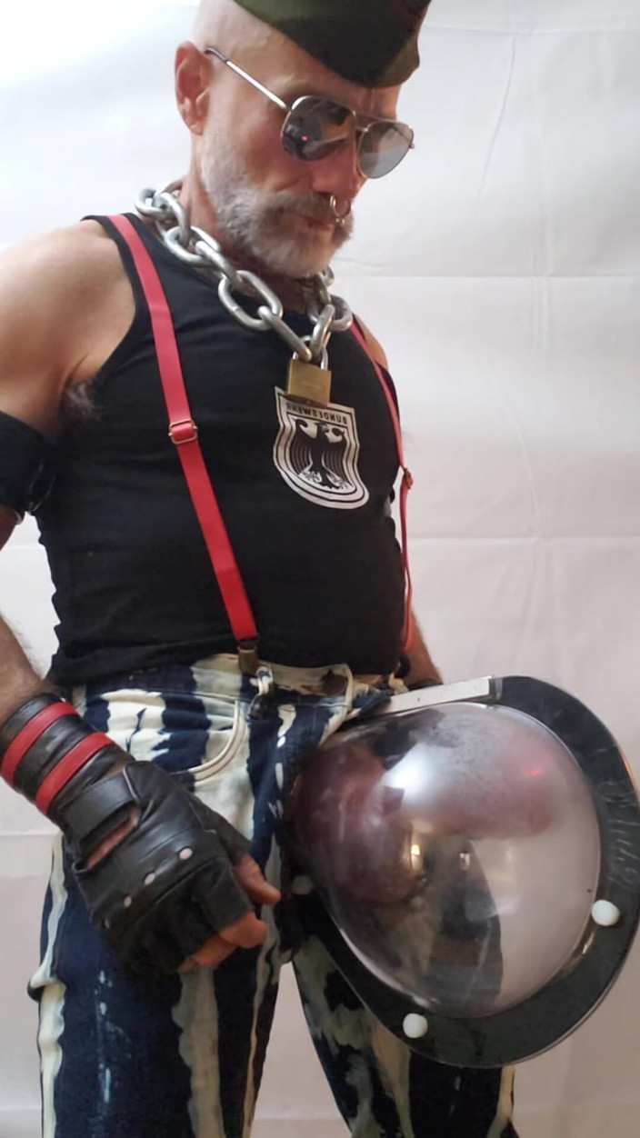 Muscles Cigar FFPig: 몬스터튜브에서 공과 자지를 펌핑하는 파이프 아빠