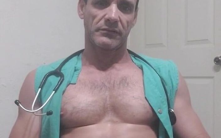 Hot Daddy Adonis: Svalnatý doktor masturbuje, aby vás vyléčil