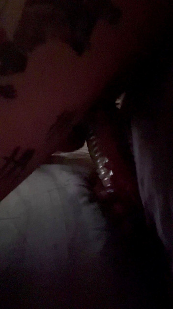 Cordell: Follando mi juguete en el sofá