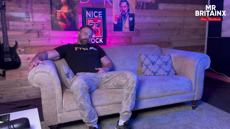 Mr Britain X: Kanapa zabawy z moją prostą partnerką