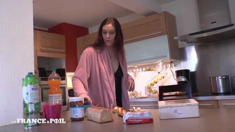 French BDSM: Stoute brunette met kleine tieten krijgt haar strakke kontgaatje geneukt...