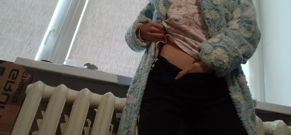 Lesbian-candys: Cewek rambut cokelat dengan jubah langsing lagi asik masturbasi di...