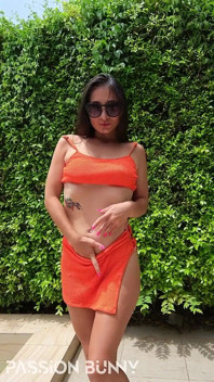 Orange bikini blankziehen - sexy öffentliche vibes