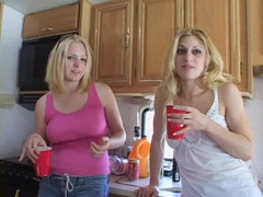 Group Bang: Nadržené děvky se střídají a lízají si navzájem prsa a...